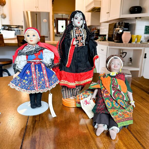Lot 3 Intl Folk Dolls Czech Kroj Middle Eastern Swazi Carousel Vintage - Picture 13 of 13